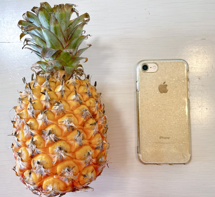 パイナップルとiPhoneの大きさを比較した写真